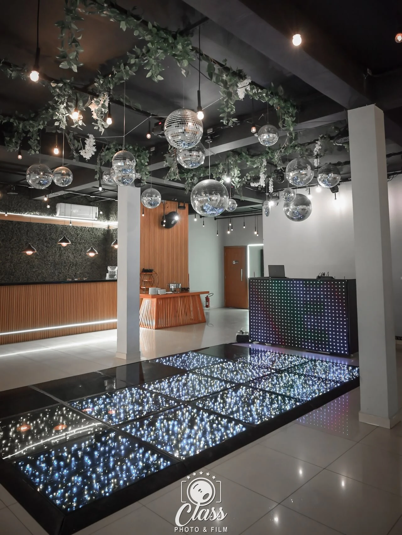 Balada do Solene Buffet com pista iluminada e globos espelhados